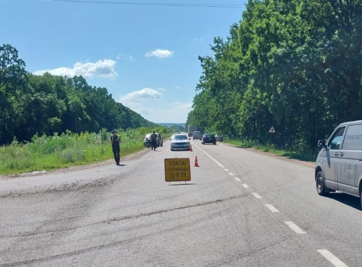 Під Сумами зіткнулися мотоцикліст і велосипедист: обоє отримали травми фото