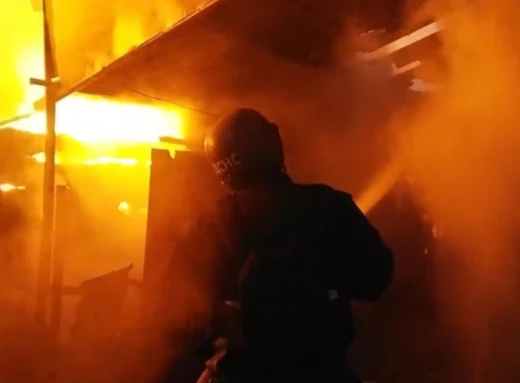 На півночі Сумщини рятувальники загасили пожежі, спричинені ворожим ударом фото