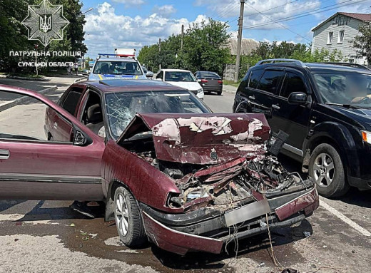 У Сумах п'яний водій Опеля врізався у Джип: постраждав 13-річний хлопець фото У Сумах п'яний водій Опеля врізався у Джип: постраждав 13-річний хлопець фото