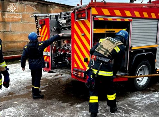 На Сумщині пожежники ліквідували загоряння легковика фото