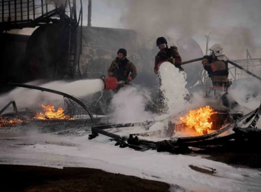 Рятувальники загасили масштабну пожежу на Конотопщині, спричинену ворожим ударом фото