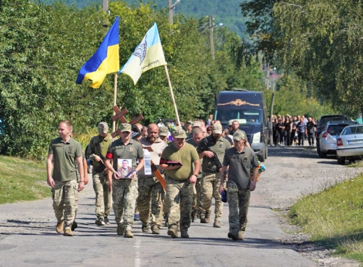Тростянчани попрощалася із загиблим на фронті захисником Сергієм Рощею фото Тростянчани попрощалася із загиблим на фронті захисником Сергієм Рощею фото
