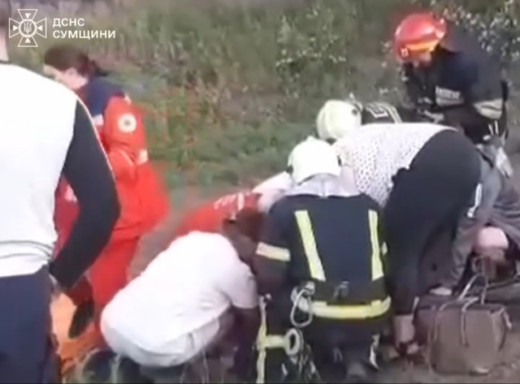 В Охтирці рятували хлопчика, якому ручка велосипеда пробила стегно фото