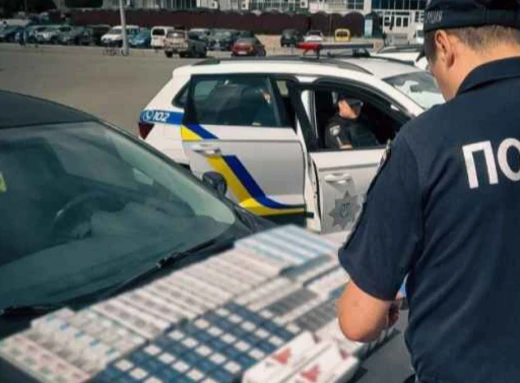 Сумські поліцейські викрили незаконний продаж контрафактних цигарок у центрі міста фото