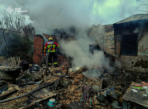 У Сумському районі рятувальники ліквідували масштабну пожежу в житловому секторі фото У Сумському районі рятувальники ліквідували масштабну пожежу в житловому секторі фото
