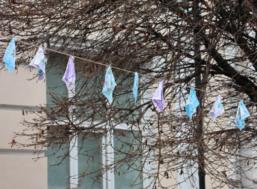 2143 хустинки у середмісті: у Сумах тривають заходи, що привертають увагу до проблеми насильства фото