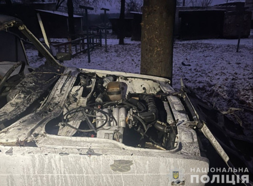 На Сумщині ворожі дрони атакували автомобіль поліції фото