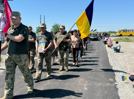 Буринська громада провела в останню путь захисника Дмитра Сніжка фото