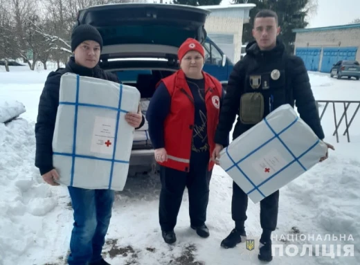 Поліцейські доставили гуманітарну допомогу жителям прикордонних сіл Сумщини фото