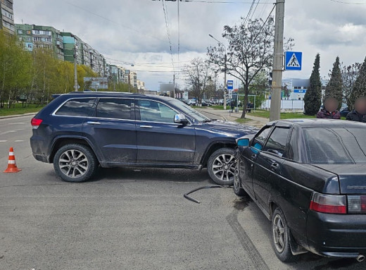На вулиці Героїв Крут сталася аварія з потерпілим: водій Jeep не пропустив зустрічне авто фото