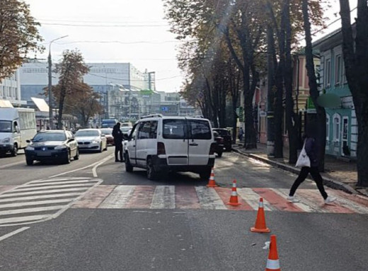 Два наїзди на пішохідних переходах у Сумах: двоє жінок травмовані фото
