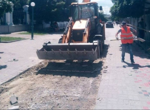 На вулиці Соборній у Сумах знову перекладають плитку фото На вулиці Соборній у Сумах знову перекладають плитку фото