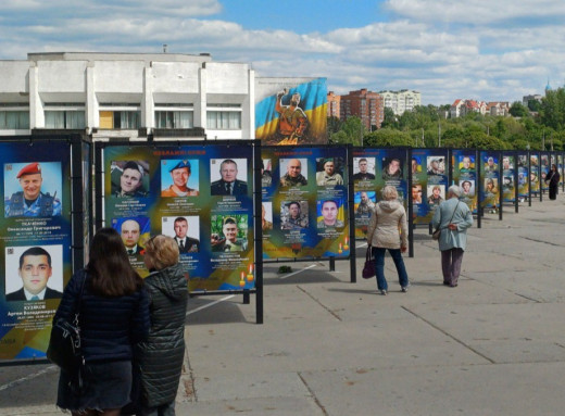 На майдані Незалежності у Сумах змонтовано Алею пам’яті загиблих захисників України фото На майдані Незалежності у Сумах змонтовано Алею пам’яті загиблих захисників України фото