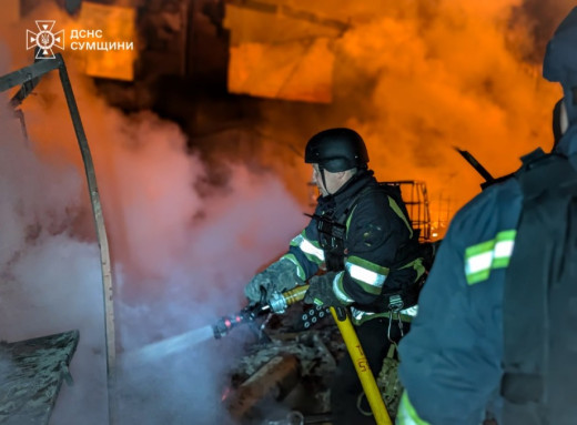 Атака «шахедів» на Шостку: рятувальники ліквідували масштабні пожежі на цивільному об’єкті фото