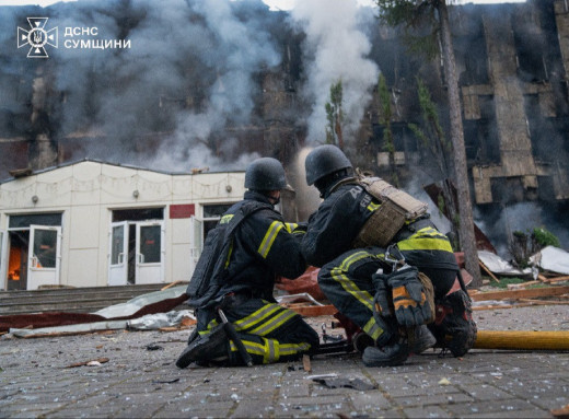 Рятувальники ліквідували пожежі після російських атак на Суми та Шостку фото