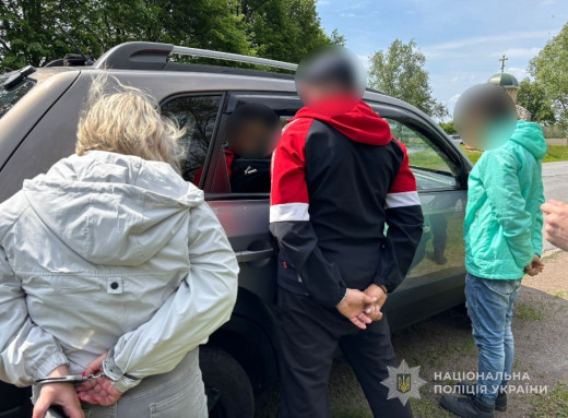 На Сумщині медпраціницю підозрюють в організації схеми незаконного виїзду чоловіків та торгівлі людьми фото