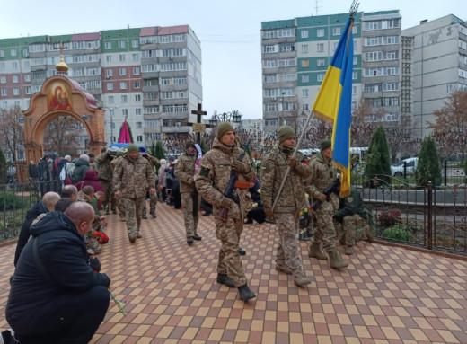 Сумська громада провела в останню путь загиблого воїна Анатолія Стеценка фото