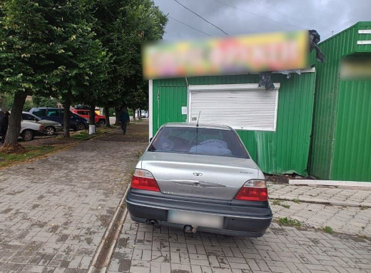У Сумах 16-річній водій врізався в кіоск, перебуваючи напідпитку фото У Сумах 16-річній водій врізався в кіоск, перебуваючи напідпитку фото