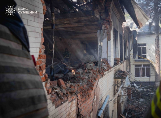 У Сумах з-під завалів дитсадка дістали тіло другої загиблої фото
