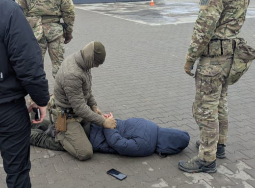 На Сумщині прикордонник отримав 5 років в'язниці за злив даних про ЗСУ та продаж боєприпасів фото