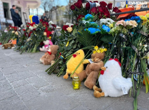 У Сумах планують створити меморіал на місці ракетного удару в пам'ять про загиблих у Вербну неділю фото У Сумах планують створити меморіал на місці ракетного удару в пам'ять про загиблих у Вербну неділю фото