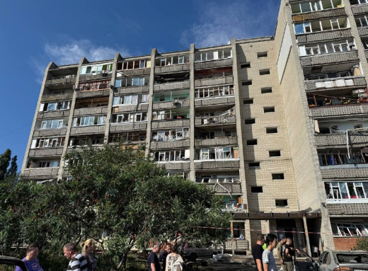 Наслідки ворожого обстрілу у Сумах: допомога постраждалим триває, штаб завершив роботу фото