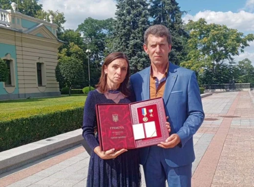 Батьки полеглого тростянчанина отримали посмертну нагороду Героя України свого сина фото