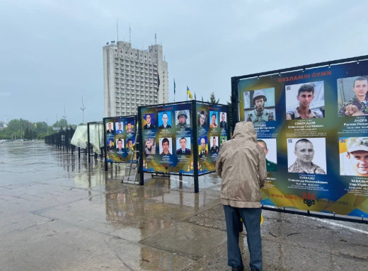На майдані Незалежності у Сумах встановлюють Алею пам'яті загиблих захисників України фото На майдані Незалежності у Сумах встановлюють Алею пам'яті загиблих захисників України фото