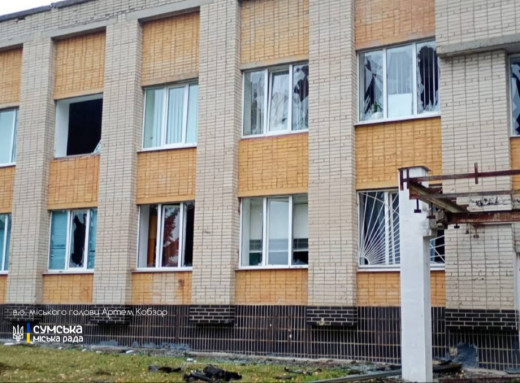 У Сумах навчальний заклад зазнав значних пошкоджень після ворожої атаки: вибито понад 260 вікон фото У Сумах навчальний заклад зазнав значних пошкоджень після ворожої атаки: вибито понад 260 вікон фото