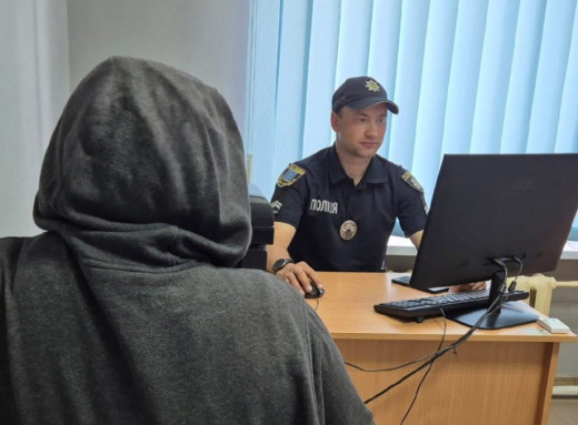 На Сумщині судитимуть чоловіка за незаконне зберігання автомата та набоїв фото На Сумщині судитимуть чоловіка за незаконне зберігання автомата та набоїв фото