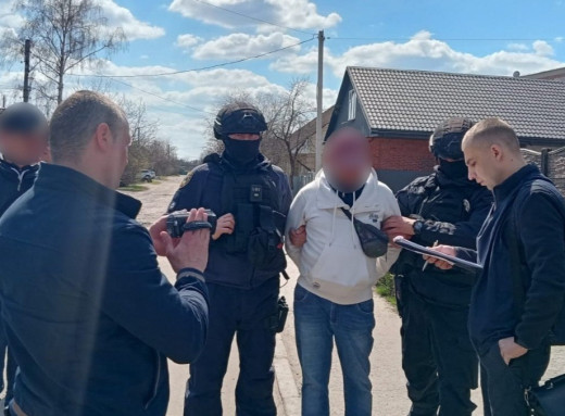За шахрайство та збут наркотиків судитимуть охтирчанина  фото