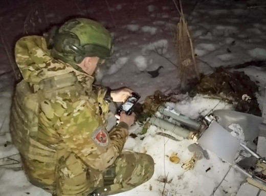 Під Сумами вибухотехніки поліції знешкодили бойову частину збитого безпілотника фото