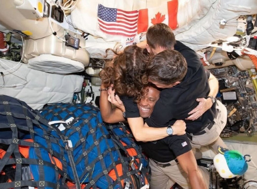 Екіпаж історичної місії Artemis II успішно повернувся на Землю після польоту навколо Місяця фото