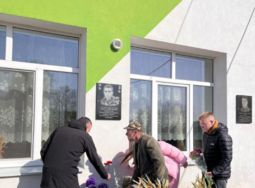 На Охтирщині на фасаді ліцею встановили меморіальну дошку на честь загиблого воїна фото