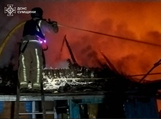 Рятувальники ліквідували пожежу після ворожого удару в Сумській громаді фото Рятувальники ліквідували пожежу після ворожого удару в Сумській громаді фото