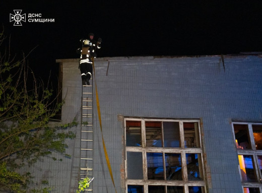 Окупанти завдали серію ударів по Сумах: виникли пожежі (відео) фото Окупанти завдали серію ударів по Сумах: виникли пожежі (відео) фото