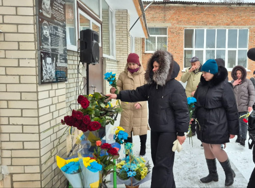 Увіковічнення пам’яті героя: у Лебедині встановили дошку на честь Станіслава Потапенка фото