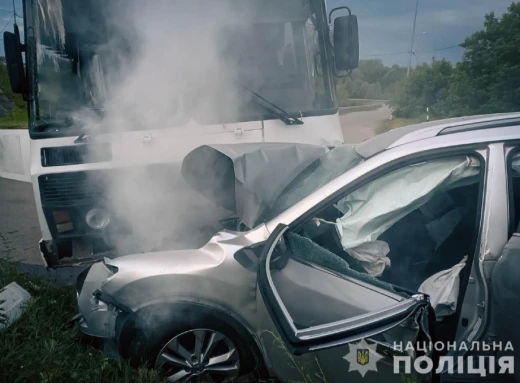 ДТП на Глухівщині: автобус зіткнувся з автівкою, є постраждалі фото