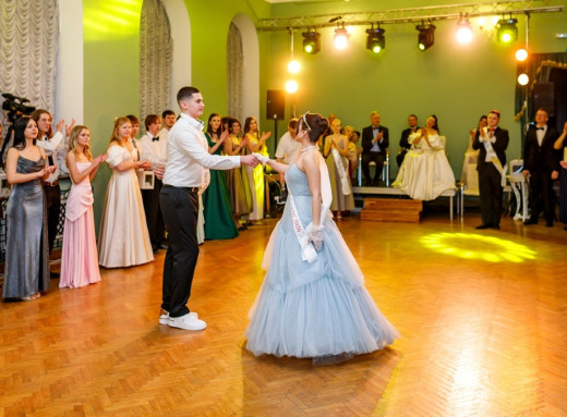 У Сумах провели «Бал незламної молоді» фото