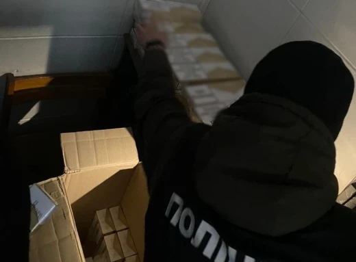 У Сумах поліцейські вилучили контрафактні цигарки на 220 тис. грн фото