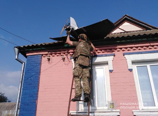 У Сумському районі ворожий безпілотник впав на дах будинку фото У Сумському районі ворожий безпілотник впав на дах будинку фото