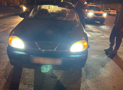 У Сумах велосипедист потрапив під колеса авто, переїжджаючи перехід на червоне світло фото У Сумах велосипедист потрапив під колеса авто, переїжджаючи перехід на червоне світло фото