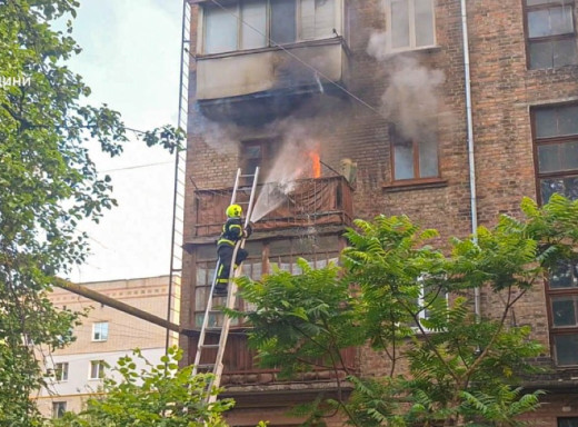 У Конотопі на пожежі в квартирі загинув чоловік фото У Конотопі на пожежі в квартирі загинув чоловік фото
