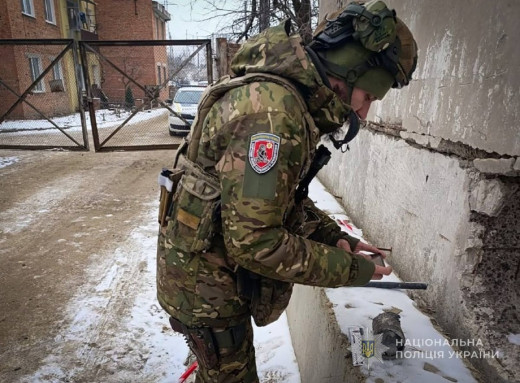 Неподалік житлового будинку: на Сумщині вибухотехніки знешкодили бойову частину збитого дрона фото