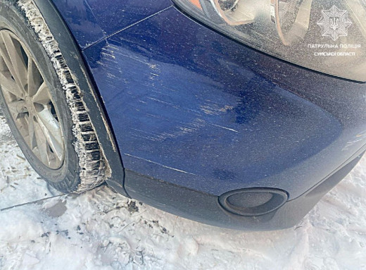 У Сумах водійка врізалася в припарковане авто та поїхала з місця ДТП фото