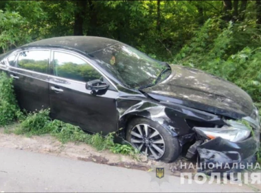 У Кролевці сталася ДТП: легковик збив мотоцикліста фото