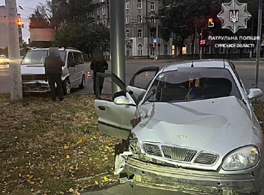 У Сумах на перехресті зіткнулися легковик і мікроавтобус фото