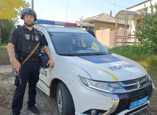 На Сумщині поліцейський врятував поранену внаслідок обстрілу жінку фото