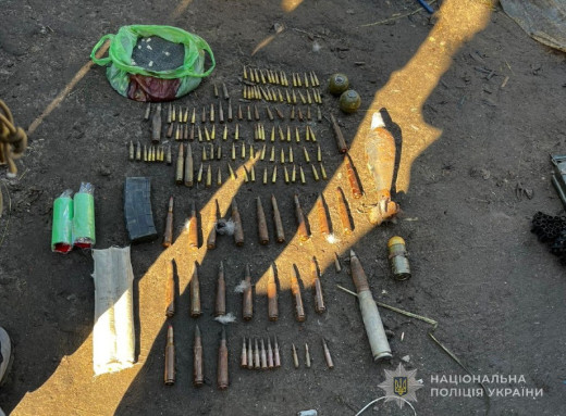 У Сумському районі поліція вилучила в чоловіка понад 90 патронів, корпуси гранат та порох фото