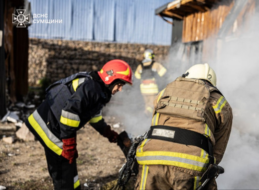Рятувальники ліквідували наслідки ранкової атаки російського БпЛА у Сумах фото